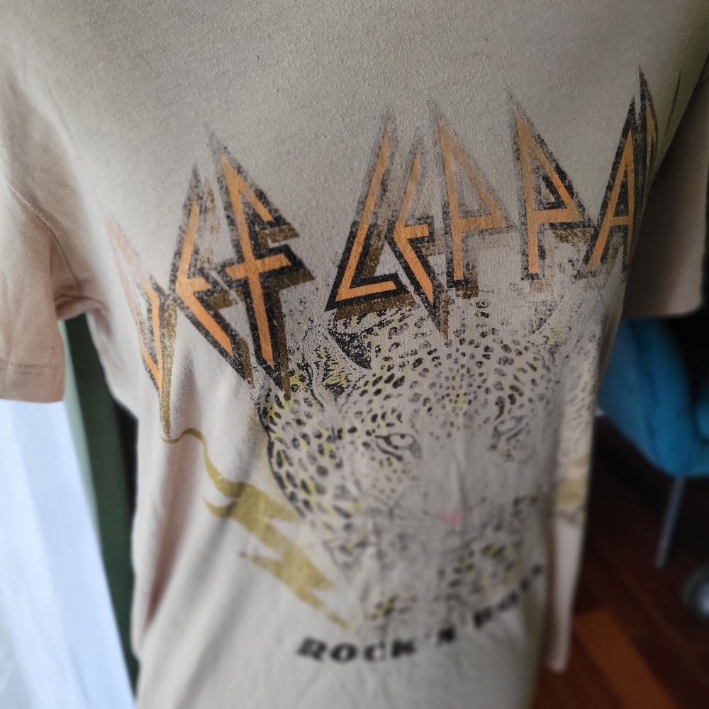 Def Leppard Women's Small Band T Shirt Leopard Graphic Rock Tee Tan Distressed - Picture 4 of 6
